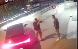 Σμύρνη: H στιγμή που νεαρός πνίγει και σκοτώνει με λαβή 27χρονο στη μέση του δρόμου! (σκληρά πλάνα)