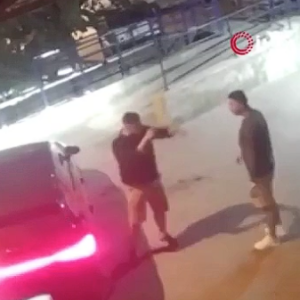 Σμύρνη: H στιγμή που νεαρός πνίγει και σκοτώνει με λαβή 27χρονο στη μέση του δρόμου! (σκληρά πλάνα)