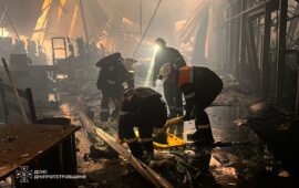 Οι Ουκρανοί δείχνουν το αποτέλεσμα των ρωσικών επιθέσεων στο μεγαλύτερο εμπορικό κέντρο του Κριβόι Ριχ (βίντεο)