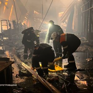 Οι Ουκρανοί δείχνουν το αποτέλεσμα των ρωσικών επιθέσεων στο μεγαλύτερο εμπορικό κέντρο του Κριβόι Ριχ (βίντεο)