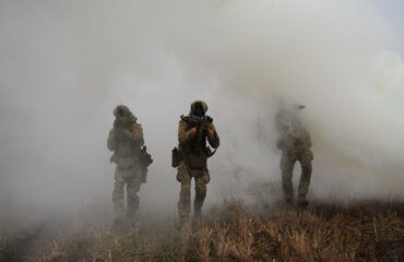 Μαζική ουκρανική επίθεση με drones σε τέσσερα ρωσικά κέντρα logistics (βίντεο)