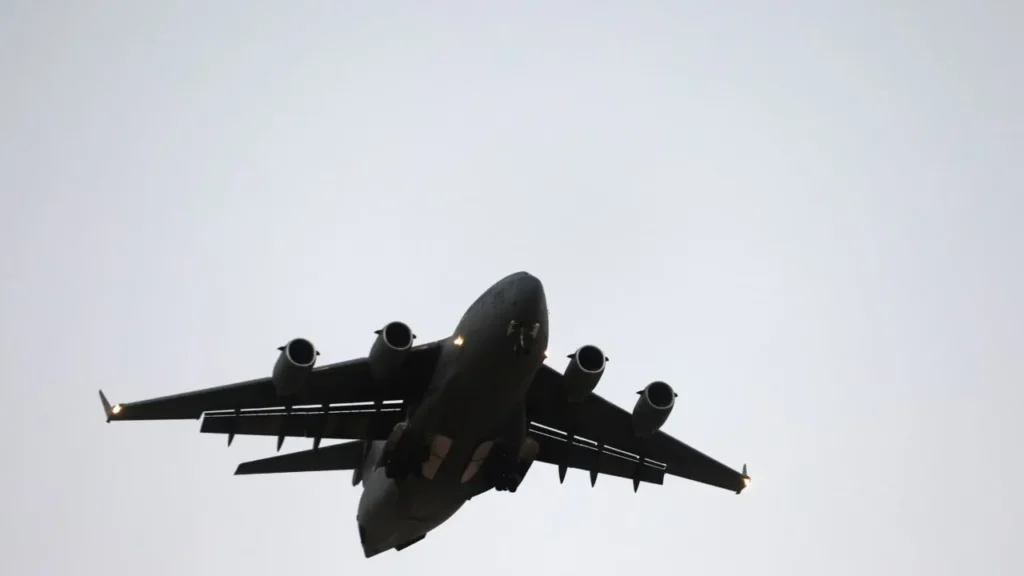 Αναχώρησε από τη Μόσχα το αμερικανικό Boeing C-17 Globemaster III που μετέφερε τον επικεφαλής της CIA