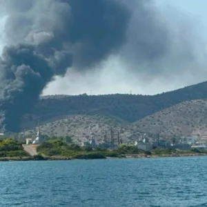 Φωτιά κοντά στον Ναύσταθμο Σαλαμίνας – Αναφορές  για εκρήξεις από παλιά υλικά