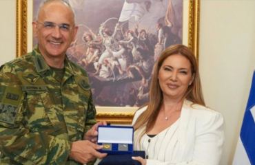 Ο αρχηγός ΓΕΕΘΑ συναντήθηκε με την Ισραηλινή πρέσβη στην Ελλάδα Πνίνατ Γενάι – Τι συζήτησαν