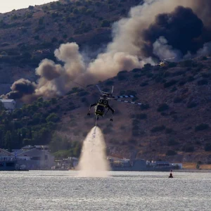 Το ΓΕΝ λέει ότι δεν απειλήθηκε ο ναύσταθμος από τη φωτιά στην Σαλαμίνα ούτε και τα… πλοία