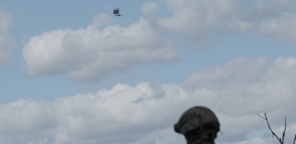 Drone «Molniya-2» πέταξε με την ρωσική σημαία πάνω από το Ντομπροπόλιε την «Ημέρα της Σημαίας» (βίντεο)