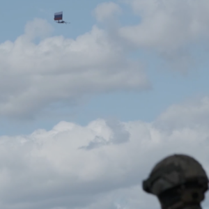 Drone «Molniya-2» πέταξε με την ρωσική σημαία πάνω από το Ντομπροπόλιε την «Ημέρα της Σημαίας» (βίντεο)