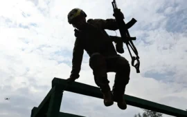 Βίντεο: Ουκρανός στρατιώτης κλωτσά μη εκραγείσα οβίδα κατά τη μεταφορά τραυματία – Κανείς δεν επέζησε!