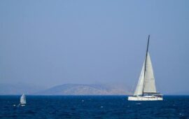 Μηχανική βλάβη σε ιστιοφόρο με βρετανική σημαία ανοικτά της Ρόδου