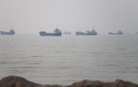 Έρημο τοπίο τα Στενά του Ορμούζ: Πόσα πλοία πέρασαν μέσα στο Σαββατοκύριακο