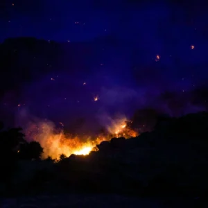 Νύχτα αγωνίας για τους κατοίκους στη Βοιωτία και το Ρέθυμνο: Εικόνες Αποκάλυψης εξαιτίας των πυρκαγιών (βίντεο)