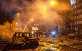 Νέα μαζική επίθεση της Ρωσίας με πυραύλους και drones στο Κίεβο – Ισχυρές εκρήξεις και ζημιές σε κτίρια