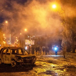 Νέα μαζική επίθεση της Ρωσίας με πυραύλους και drones στο Κίεβο – Ισχυρές εκρήξεις και ζημιές σε κτίρια