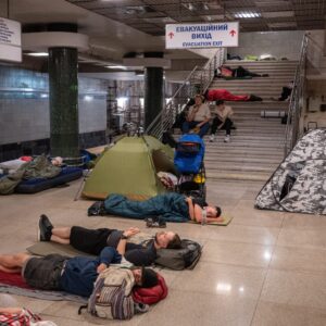 Κίεβο: Eκατοντάδες Ουκρανοί βρίσκουν καταφύγιο σε σταθμούς του μετρό εν μέσω ρωσικών αεροπορικών επιδρομών (βίντεο)