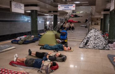 Κίεβο: Eκατοντάδες Ουκρανοί βρίσκουν καταφύγιο σε σταθμούς του μετρό εν μέσω ρωσικών αεροπορικών επιδρομών (βίντεο)