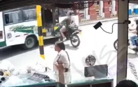 Κολομβία: Μοτοσικλετιστής παραβίασε STOP & «καρφώθηκε» σε λεωφορείο – Μπήκε μέσα από την… ανοιχτή πόρτα (βίντεο)