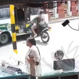 Κολομβία: Μοτοσικλετιστής παραβίασε STOP & «καρφώθηκε» σε λεωφορείο – Μπήκε μέσα από την… ανοιχτή πόρτα (βίντεο)