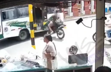 Κολομβία: Μοτοσικλετιστής παραβίασε STOP & «καρφώθηκε» σε λεωφορείο – Μπήκε μέσα από την… ανοιχτή πόρτα (βίντεο)