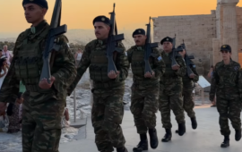 Άλλαξαν το στρατιωτικό άγημα στην Ακρόπολη μετά το ντροπιαστικό «βήμα»