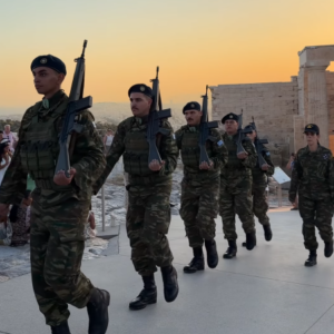 Άλλαξαν το στρατιωτικό άγημα στην Ακρόπολη μετά το ντροπιαστικό «βήμα»