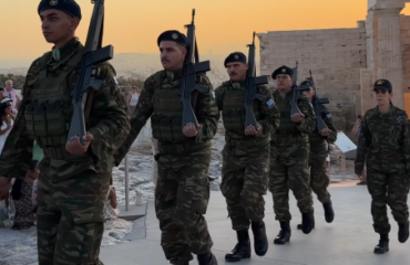 Άλλαξαν το στρατιωτικό άγημα στην Ακρόπολη μετά το ντροπιαστικό «βήμα»