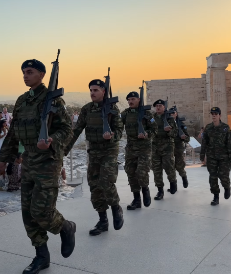 Άλλαξαν το στρατιωτικό άγημα στην Ακρόπολη μετά το ντροπιαστικό «βήμα»