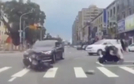 Βίντεο: Αναβάτης σε σκούτερ χτυπάει αυτοκίνητο και «εκτοξεύεται» πάνω σε άλλους οδηγούς δίκυκλων!