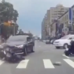 Βίντεο: Αναβάτης σε σκούτερ χτυπάει αυτοκίνητο και «εκτοξεύεται» πάνω σε άλλους οδηγούς δίκυκλων!