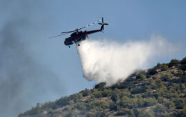 Μαίνεται η φωτιά στην Κόνιτσα: Μεγάλη αναζωπύρωση και συνεχείς ρίψεις από αέρος