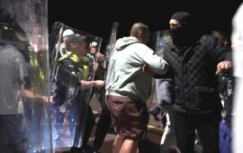 Ξύλο Βρετανών στο Πόρτσμουθ με την αστυνομία για την άφιξη 140 μεταναστών: «Πάρτε τους στα σπίτια σας» (βίντεο)