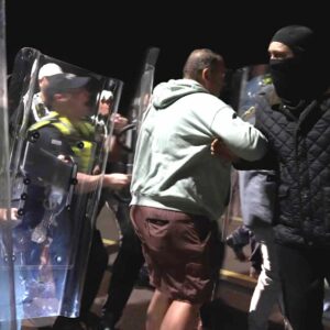 Ξύλο Βρετανών στο Πόρτσμουθ με την αστυνομία για την άφιξη 140 μεταναστών: «Πάρτε τους στα σπίτια σας» (βίντεο)