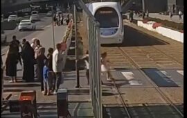Τουρκία: Περαστικός έσωσε 5χρονο κορίτσι από διερχόμενο τραμ (βίντεο)