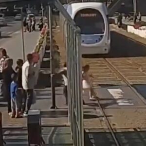 Τουρκία: Περαστικός έσωσε 5χρονο κορίτσι από διερχόμενο τραμ (βίντεο)