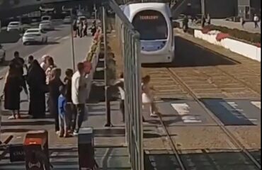 Τουρκία: Περαστικός έσωσε 5χρονο κορίτσι από διερχόμενο τραμ (βίντεο)