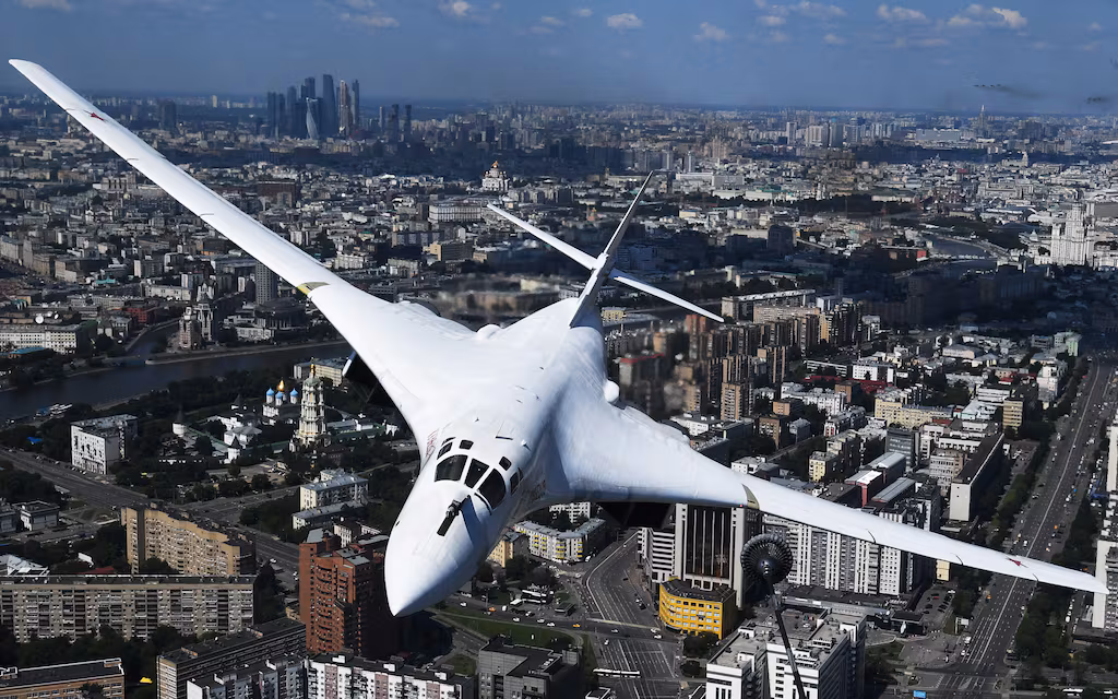Τρόμος στο Κραματόρσκ: Βομβαρδιστικά Tu-160 και Tu-95 εξαπολύουν τους Kh-101 διαλύοντας την πόλη (βίντεο)