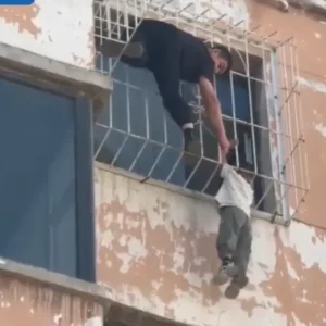 Βίντεο: 5χρονος κρεμόταν στο κενό από τον 6ο όροφο πολυκατοικίας στην Κίνα – Πώς σώθηκε