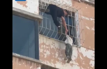 Βίντεο: 5χρονος κρεμόταν στο κενό από τον 6ο όροφο πολυκατοικίας στην Κίνα – Πώς σώθηκε