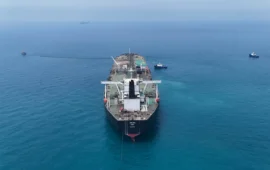Το αποτέλεσμα της σφοδρής επίθεσης στο ελληνόκτητο τάνκερ «New Andros»: Σώοι οι δύο Έλληνες ναυτικοί – Δείτε βίντεο
