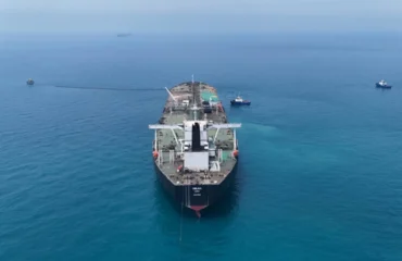 Το αποτέλεσμα της σφοδρής επίθεσης στο ελληνόκτητο τάνκερ «New Andros»: Σώοι οι δύο Έλληνες ναυτικοί – Δείτε βίντεο