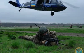 Ρωσικό Geran-4 εναντίον ουκρανικού UH-60 «Black Hawk»: Δείτε ποιο επικράτησε στο αεροδρόμιο Zhulanyi (βίντεο)