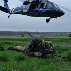 Ρωσικό Geran-4 εναντίον ουκρανικού UH-60 «Black Hawk»: Δείτε ποιο επικράτησε στο αεροδρόμιο Zhulanyi (βίντεο)