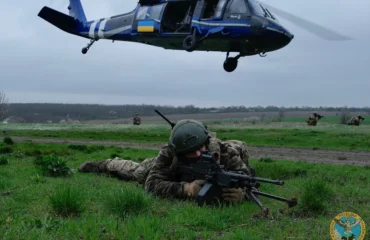 Ρωσικό Geran-4 εναντίον ουκρανικού UH-60 «Black Hawk»: Δείτε ποιο επικράτησε στο αεροδρόμιο Zhulanyi (βίντεο)