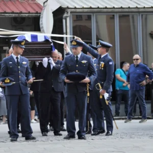 Συντριβή Phantom στην Τανάγρα: Σε κλίμα οδύνης η κηδεία του σμηναγού Δημήτρη Πέτρου στον Κατσικά Ιωαννίνων (φωτο)