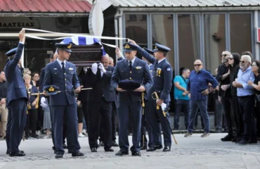 Συντριβή Phantom στην Τανάγρα: Σε κλίμα οδύνης η κηδεία του σμηναγού Δημήτρη Πέτρου στον Κατσικά Ιωαννίνων (φωτο)