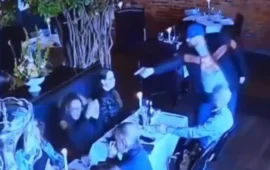 Οχάιο: Δικηγόρος επιχείρησε να πυροβολήσει την πρώην σύζυγό του μέσα σε εστιατόριο – Τον σταμάτησε σερβιτόρος