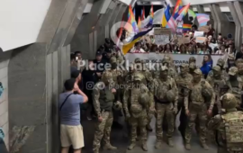 Σάλος στην Ουκρανία: Γκέι άνδρες του ουκρανικού Στρατού κάνουν πορεία στο Μετρό του Χαρκόβου (βίντεο)