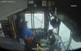 Βίντεο: Οδηγός αστικού λεωφορείου στις ΗΠΑ αποκοιμήθηκε στο τιμόνι και έπεσε πάνω σε δέντρα