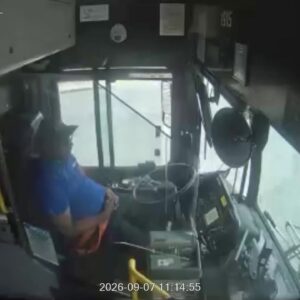 Βίντεο: Οδηγός αστικού λεωφορείου στις ΗΠΑ αποκοιμήθηκε στο τιμόνι και έπεσε πάνω σε δέντρα