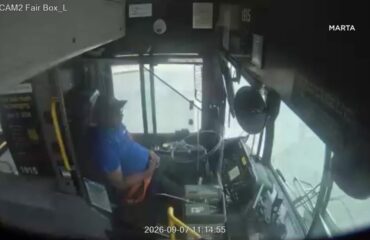Βίντεο: Οδηγός αστικού λεωφορείου στις ΗΠΑ αποκοιμήθηκε στο τιμόνι και έπεσε πάνω σε δέντρα