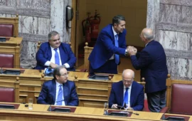 Επέστρεψε στη Βουλή ο Γιώργος Μυλωνάκης μετά την σοβαρή περιπέτεια της υγείας του